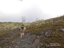 Trekking Seru dan Berbeda Ala Kawah Gunung Batur