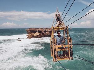 Uji Adrenalin di Pantai Timang, Berani?