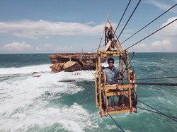 Uji Adrenalin di Pantai Timang, Berani?
