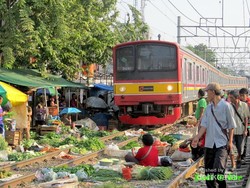 Uji Nyali Belanja di Pasar Pinggir Rel Stasiun Duri