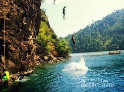 Uji Nyali, Loncat dari Atas Tebing di Mandeh Sumatera Barat