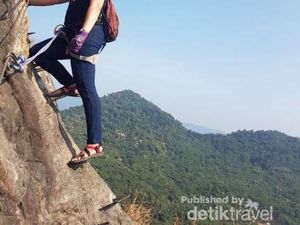 Uji Nyali Memanjat Gunung Parang