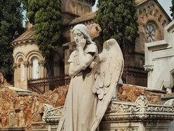 Uji Nyali, Wisata Kuburan di Barcelona
