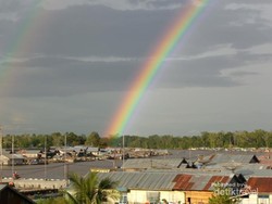 Ujung Pelangi Ternyata Ada di Sungai Palangkaraya