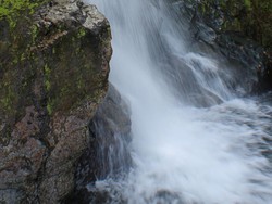 Unik! Ada Air Terjun Cantik Berpasir Putih di Aceh