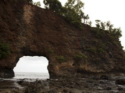 Unik! Ada Pintu Raksasa di Ambon
