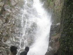 Unik, Air Terjun Berbentuk Hati di Samosir