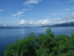 Unik! Ibu-ibu di Papua Menyelam Sambil Merokok