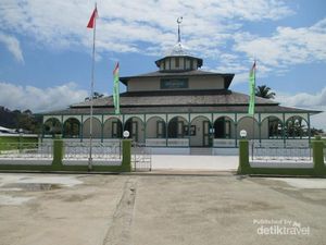Unik, Masjid Kayu Ini Tak Memiliki Jendela