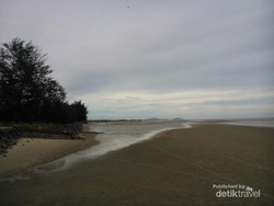 Unik! Pantai di Bangka Ini Pasirnya Seperti Bulir Padi