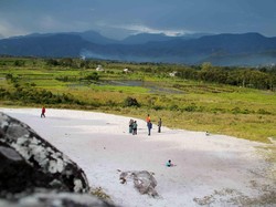 Unik! Pantai Ini Terdampar di Tengah Lembah