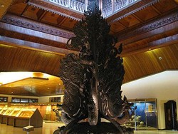 Unik, Pohon Raksasa Berukiran Cantik di Museum Indonesia!