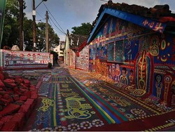 Unik! Seluruh Tembok dan Jalan di Desa Ini Penuh Gambar