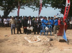 Unik! Tradisi Perang Ketupat di Pulau Bangka