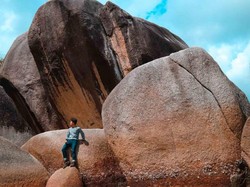 Uniknya Batu Granit Raksasa di Pantai Laskar Pelangi
