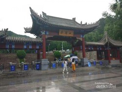 Uniknya China, Memahat Gunung Sebagai Tanda Cinta