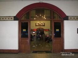 Uniknya Stasiun Tawang di Semarang