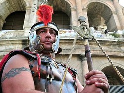 Waduh! Duel Gladiator VS Polisi di Colosseum