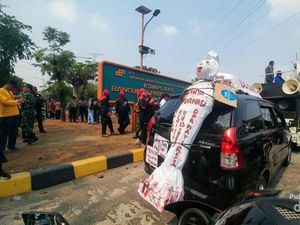 Wah, Ada Mobil Pengangkut Pocong di Jakarta
