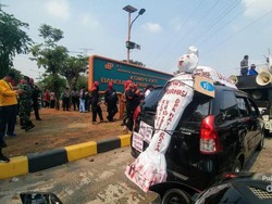 Wah, Ada Mobil Pengangkut Pocong di Jakarta