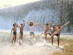Wah! Bali Punya Air Terjun Bagaikan Tirai Panjang
