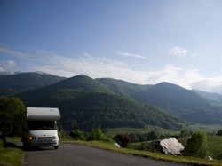 Wah! Keluarga dari Spanyol Akan Naik Karavan ke Indonesia