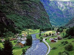 Wajah Cantik Norwegia di Lembah Hijau Desa Flam