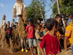 Wanita Cantik & Orang-orangan Sawah di Festival Petani Jepara