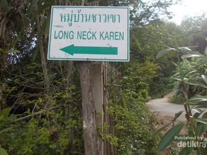 Wanita di Kampung Ini Lehernya Panjang-panjang