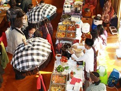 Warga Swiss Berwisata Kuliner Nusantara Sambil Beramal