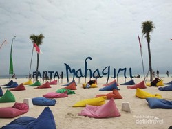 Warna-warni Pantai Mahagiri di Bali