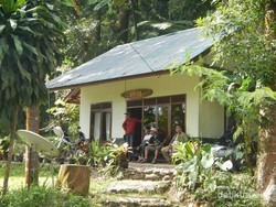 Wisata Alam Sambil Bersih-bersih di Situ Gunung