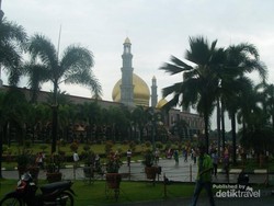 Wisata Religi di Akhir Pekan: Masjid Kubah Emas