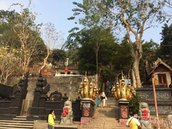 Wisata Religi Sambil Pandangi Laut Cantik di Vihara Dewi Kwan Im