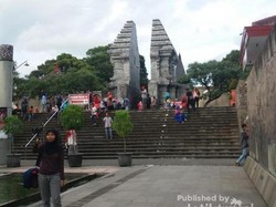 Wisata Sejarah ke Makam Singa Podium