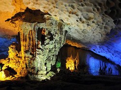 Wisata Tiga Gua di Ha Long Bay, Vietnam