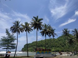 Wow! Ada Karang Berlubang di Pantai Karang Bolong Kebumen