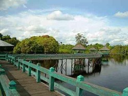 Wow! Air Danau Tahai Berwarna Merah