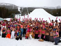 Wow! Main Ski Sambil Berbikini di Kanada