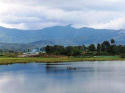 Wow! Serunya Jalan-jalan ke Danau Atas Bawah di Sumbar