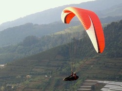 Wus! Terbang Bebas dengan Paralayang di Puncak, Bogor