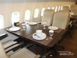 Yang Asyik di Ancol, Makan di Dalam Pesawat