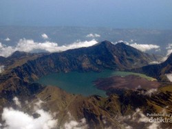 Yang Jarang Orang Lihat, Gunung Rinjani dari Ketinggian 30 Ribu Kaki