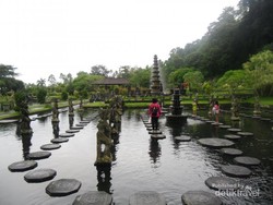 Yang Segar dari Bali, Istana Air Taman Tirta Gangga