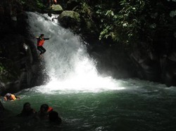Yang Seru di Akhir Pekan, Body Rafting di Curug Naga