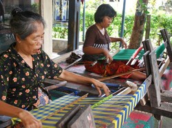 Yuk! Belajar Menenun Songket di Desa Sukarara