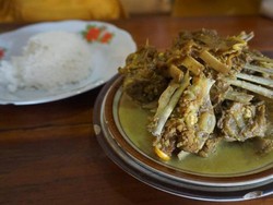 Yuk Icip Kuliner Legendaris Solo: Tengkleng Pak Manto