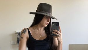 8 Foto Penari Striptis Kontroversi, Tinggal di Biara Agar Dekat Dengan Tuhan