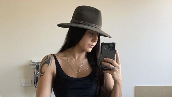 8 Foto Penari Striptis Kontroversi, Tinggal di Biara Agar Dekat Dengan Tuhan