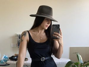 8 Foto Penari Striptis Kontroversi, Tinggal di Biara Agar Dekat Dengan Tuhan